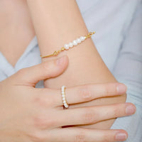 Stylish bracelet with delicate pearls – Selina
