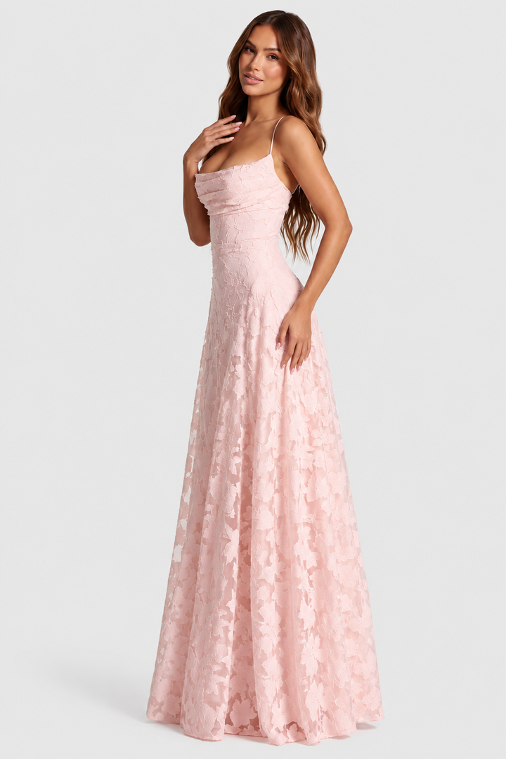 Rosafarbenes Spitzenkleid mit drapiertem Ausschnitt, seitlich von einem Model getragen, eine Hand an der Brust, weit ausgestellter Rock. 1