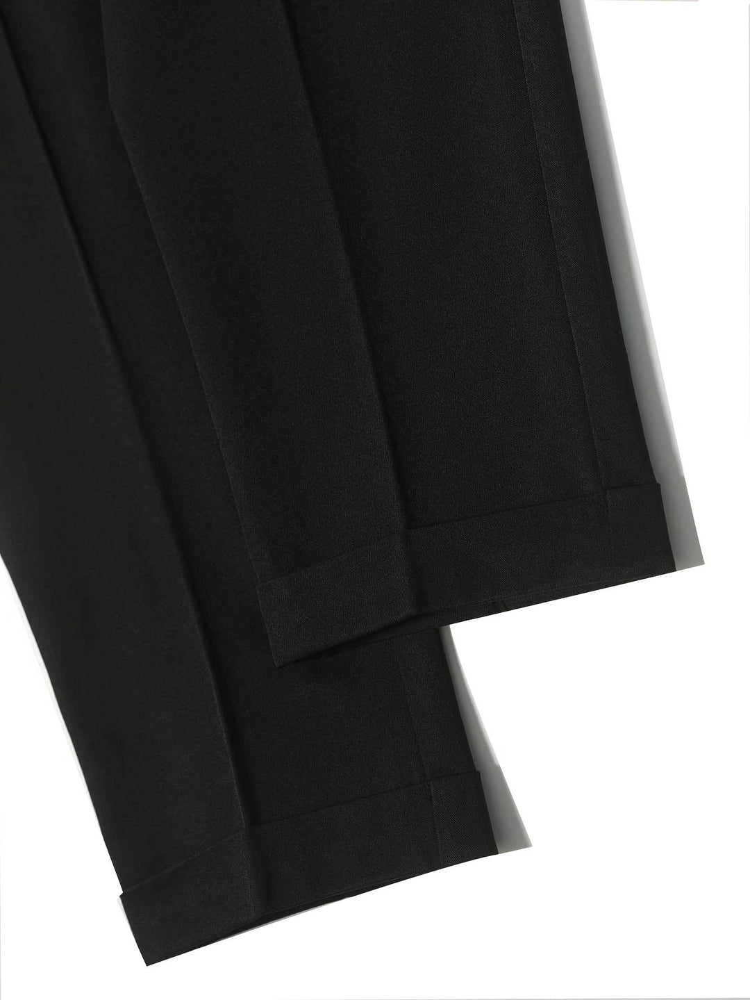 Schwarze Anzughose, elegante Herrenmode, hochwertige Stoffqualität, Business-Kleidung.