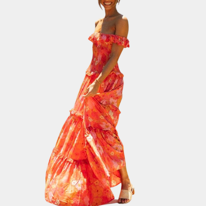 Frau in rotem, schulterfreiem Maxikleid mit Blumenmuster, Sommermode, elegant, fließend.