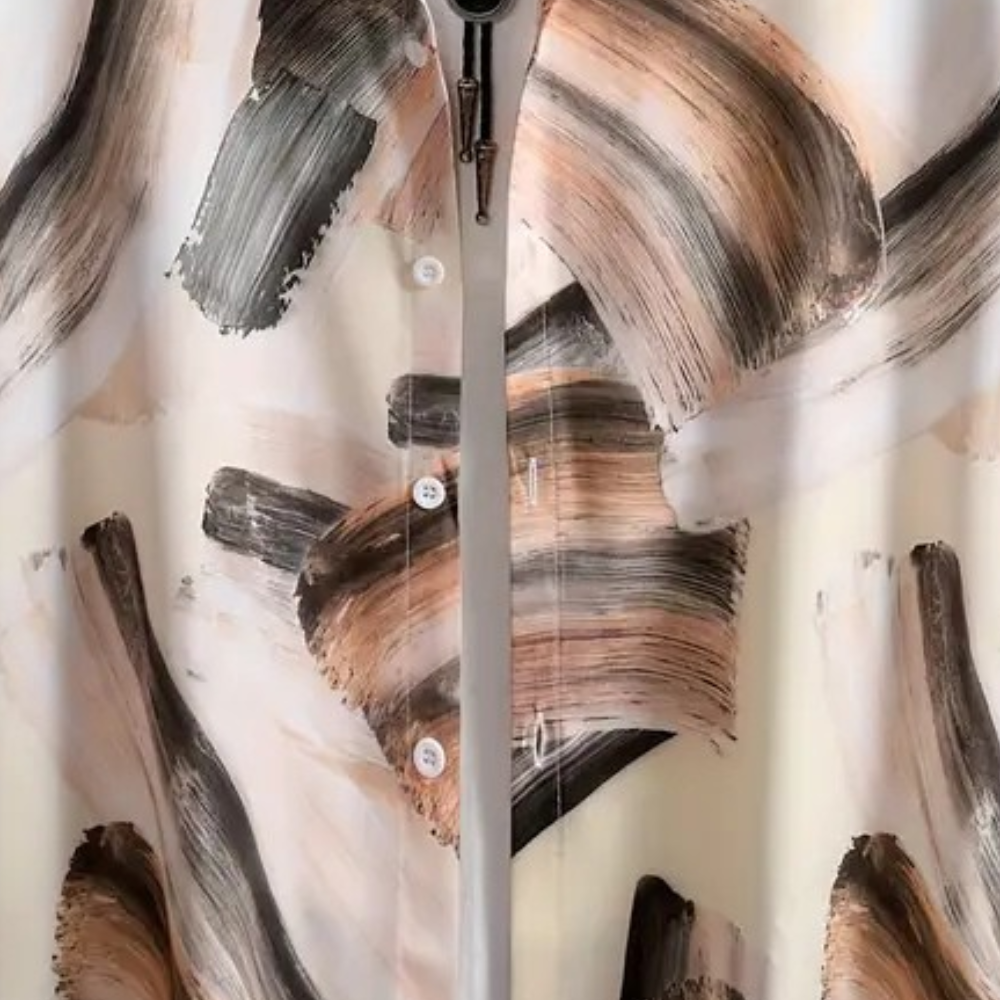 Abstraktes Kunstwerk auf Hemd, Pinselstriche in Schwarz und Beige, moderne Mode, Unisex-Design.