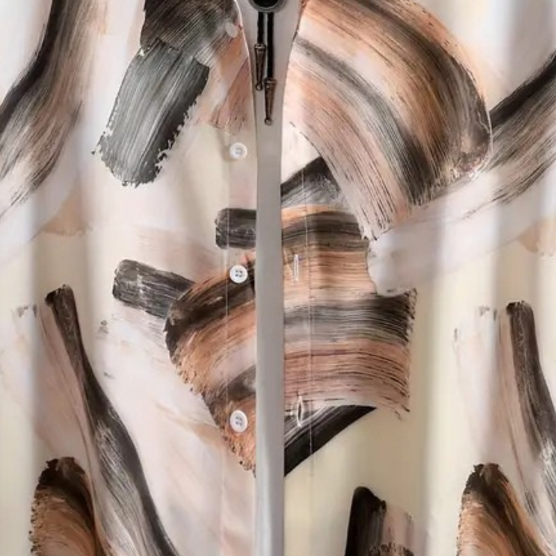 Abstraktes Kunstwerk auf Hemd, Pinselstriche in Schwarz und Beige, moderne Mode, Unisex-Design.
