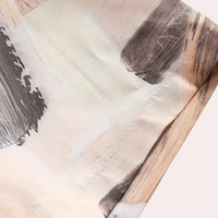 Abstraktes Gemälde auf Stoff, beige und braune Pinselstriche, moderne Kunst, Textildesign.