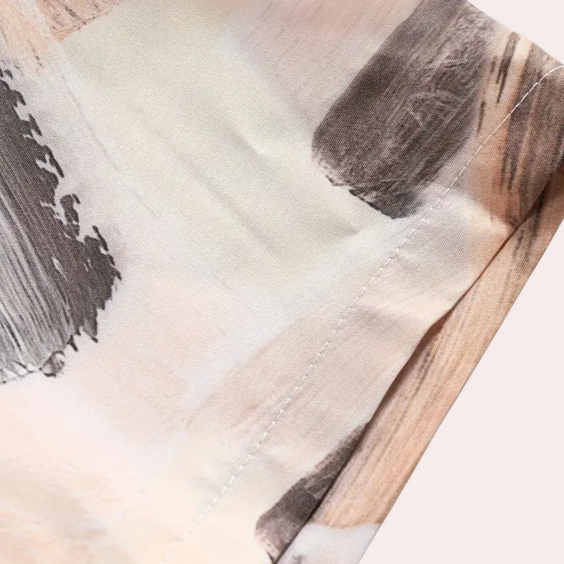 Abstraktes Gemälde auf Stoff, beige und braune Pinselstriche, moderne Kunst, Textildesign.
