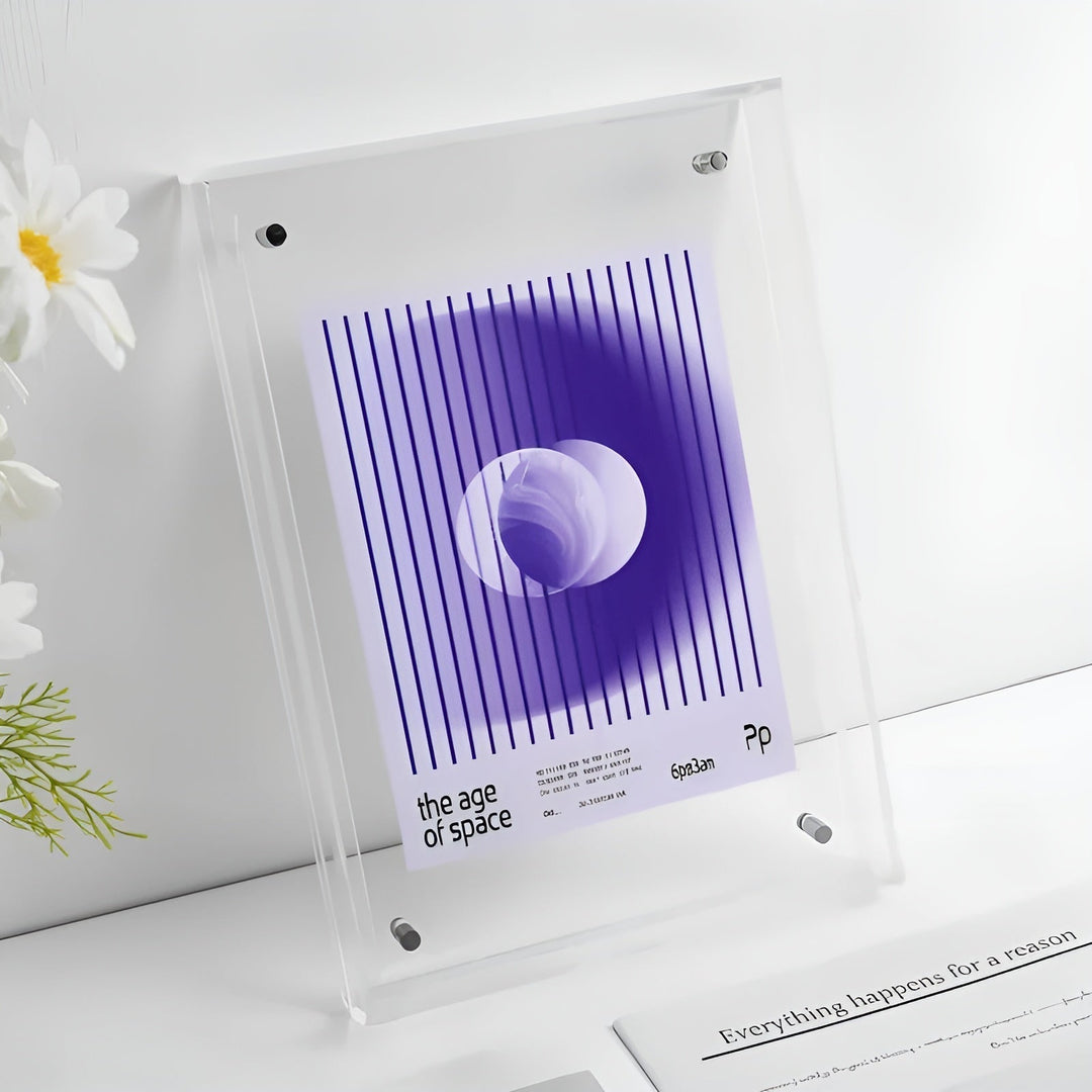 Klarer, farbloser Acrylrahmen mit Silberschrauben, darin ein violettes Plakat mit Streifen und Kreis, neben weißen Blumen. 16