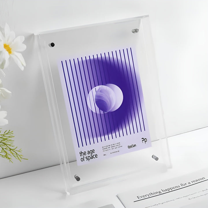 Klarer, farbloser Acrylrahmen mit Silberschrauben, darin ein violettes Plakat mit Streifen und Kreis, neben weißen Blumen. 16