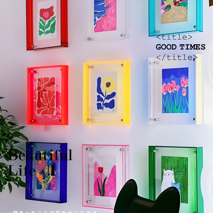 Galeriewand mit bunten Acrylrahmen in Rot, Gelb, Blau, Grün und Transparent, gefüllt mit farbigen Blumen- und Landschaftsmotiven. 3