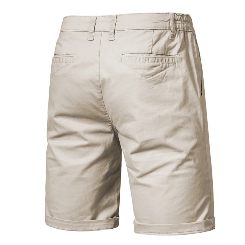 Rückansicht der beigen Shorts mit zwei aufgesetzten Gesäßtaschen, Gürtelschlaufen und umgeschlagenem Beinsaum. 2