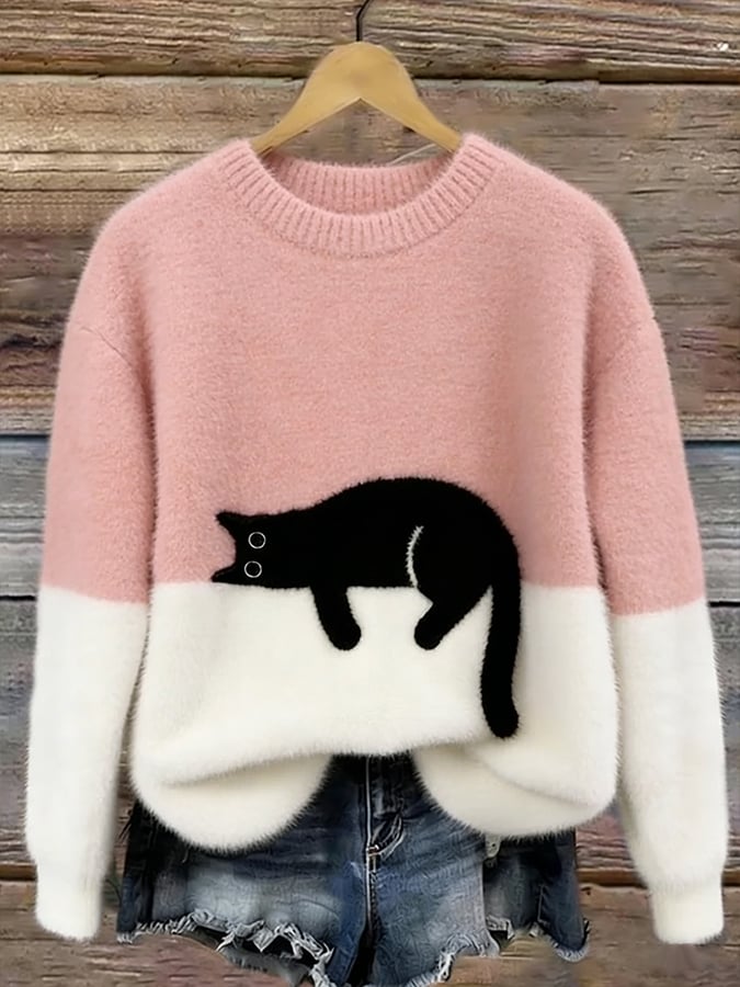 Flauschiger Pullover in Rosa mit weißem Unterteil und aufgenähter schwarzer Katze, an Holzbügel vor Holzwand 2