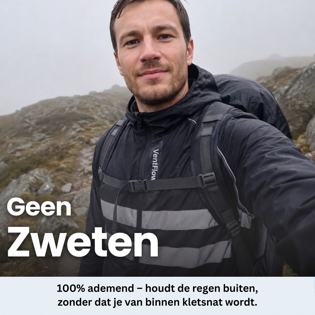 Mann mit Rucksack auf einem nebligen Bergpfad trägt die schwarze Kapuzenjacke mit Reflexstreifen und schaut lächelnd in die Kamera. 9