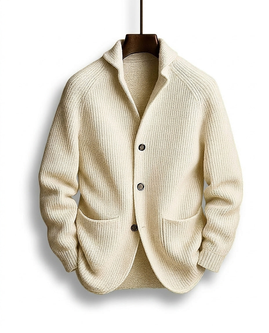 Cremeweiße gerippte Strickjacke mit Schalkragen, drei dunklen Knöpfen und lockeren Taschen, auf dem Bügel von vorn gezeigt. 5