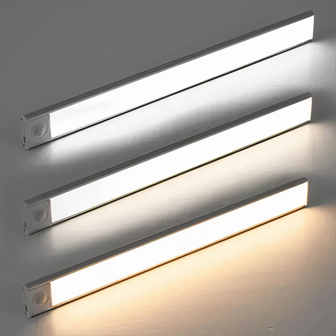 Drei Leuchten übereinander im Vergleich der Lichtfarben, von kühlem Weiß über Neutralweiß bis zu warmem Gelblicht. 6