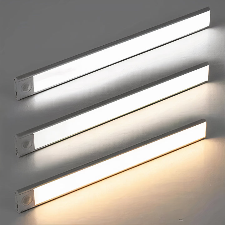 Drei Leuchten übereinander im Vergleich der Lichtfarben, von kühlem Weiß über Neutralweiß bis zu warmem Gelblicht. 6