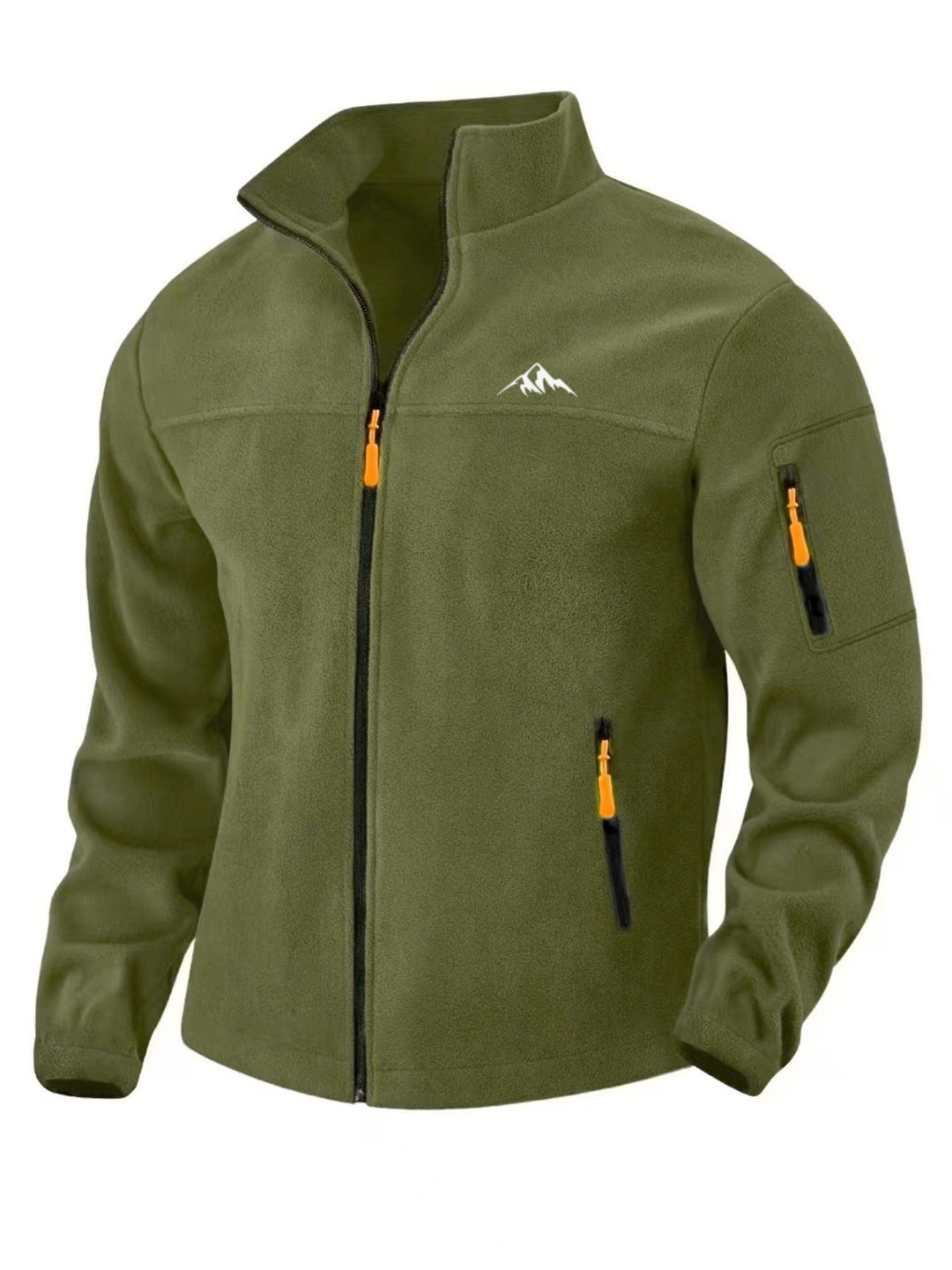 Olivgrüne Fleecejacke von vorn mit Stehkragen, durchgehendem Reißverschluss, orangefarbenen Zügen, Ärmeltasche und weißem Bergmotiv auf der Brust. 4