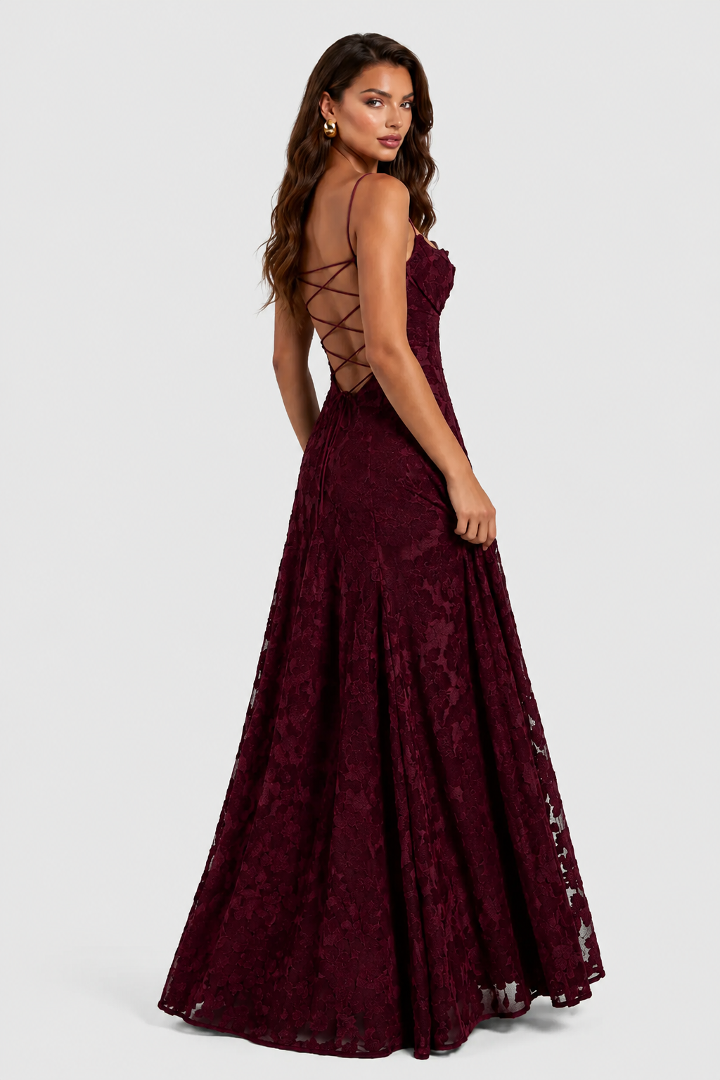 Weinrotes Spitzenkleid von hinten mit überkreuzter Schnürung im offenen Rücken, Model blickt über die Schulter. 3