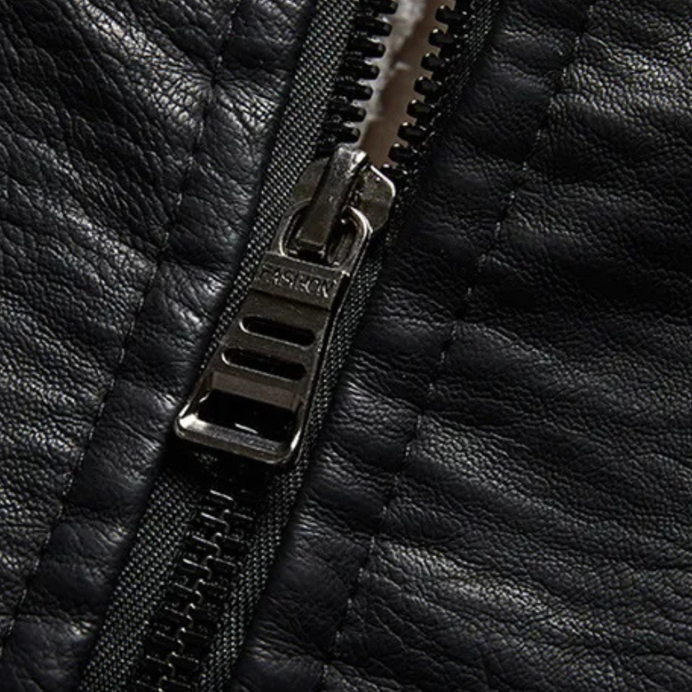 Schwarzer Lederjacke-Reißverschluss, Nahaufnahme, Metallzipper, modisches Design.