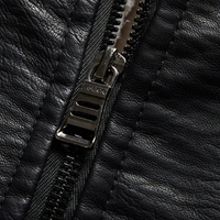 Schwarzer Lederjacke-Reißverschluss, Nahaufnahme, Metallzipper, modisches Design.