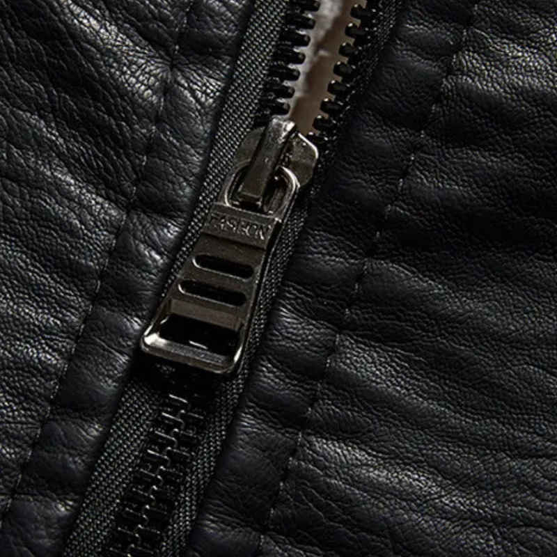 Schwarzer Lederjacke-Reißverschluss, Nahaufnahme, Metallzipper, modisches Design.