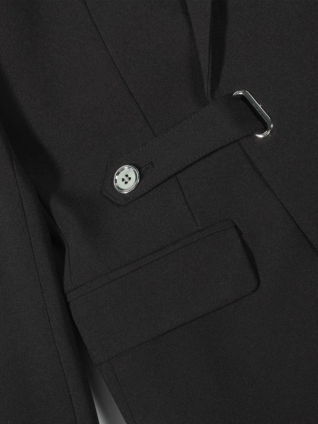 Schwarzer Blazer-Ärmel mit Knopf und Schnalle, elegantes Design, hochwertige Verarbeitung.