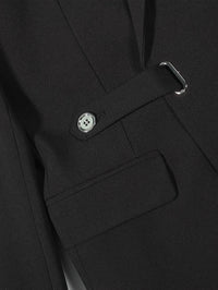 Schwarzer Blazer-Ärmel mit Knopf und Schnalle, elegantes Design, hochwertige Verarbeitung.