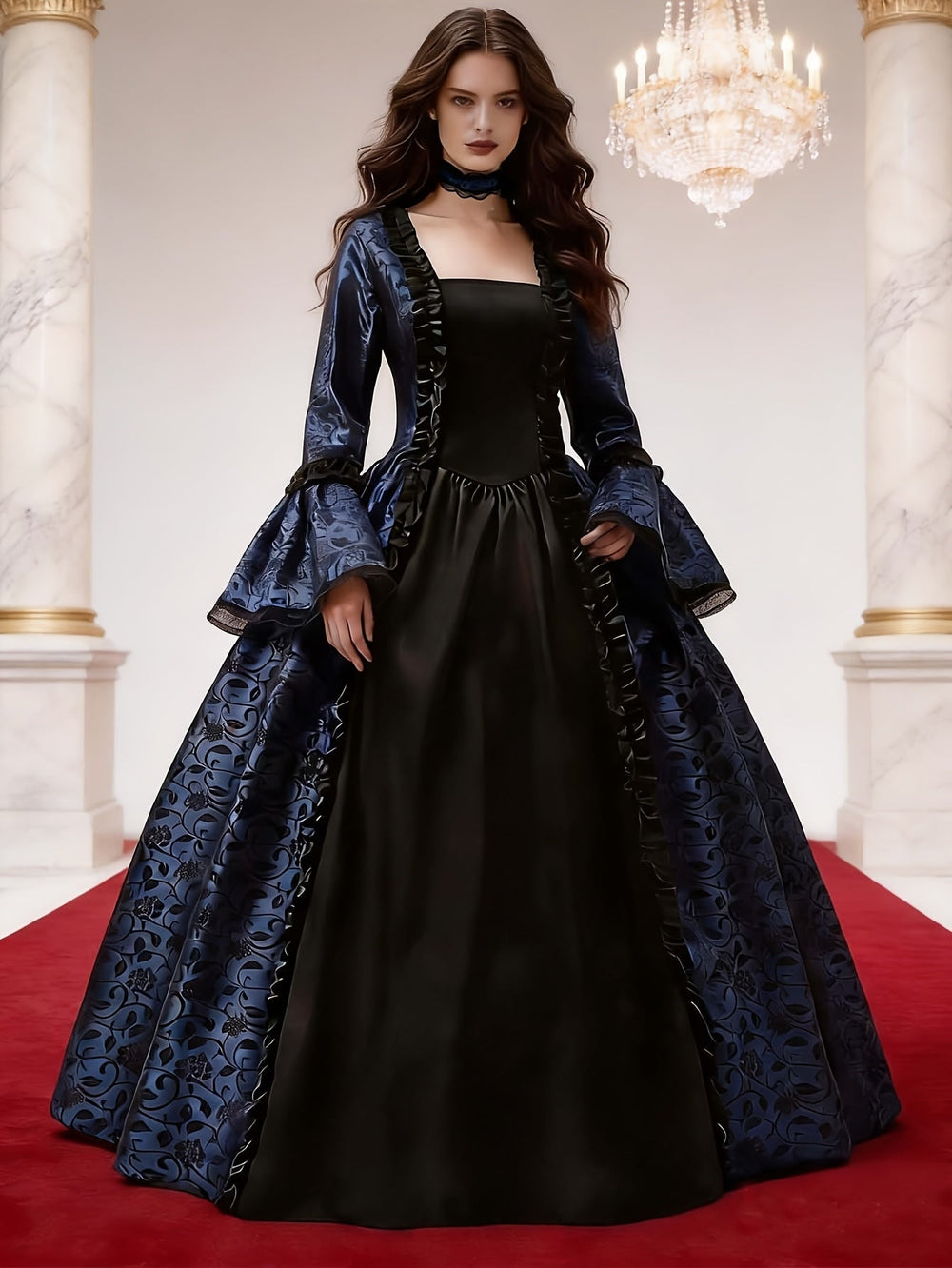 Model trägt das blau-schwarze Kleid mit Rüschenbesatz und Spitzenärmeln in einem Saal mit Marmorsäulen, Kronleuchter und rotem Teppich. 2