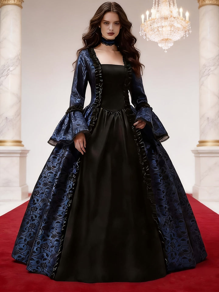 Model trägt das blau-schwarze Kleid mit Rüschenbesatz und Spitzenärmeln in einem Saal mit Marmorsäulen, Kronleuchter und rotem Teppich. 2