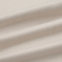 Beiger Baumwollstoff, Nahaufnahme, weiche Textur, ideal für Kleidung und Heimtextilien.