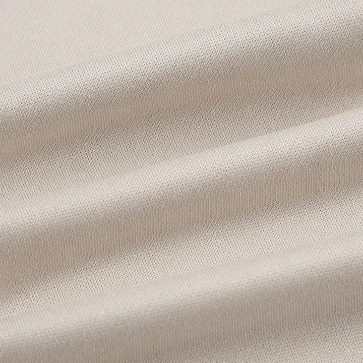 Beiger Baumwollstoff, Nahaufnahme, weiche Textur, ideal für Kleidung und Heimtextilien.