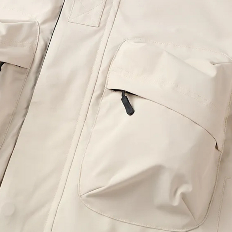 Beige Outdoorjacke mit großen Taschen, wasserdicht, atmungsaktiv, ideal für Wandern und Trekking.