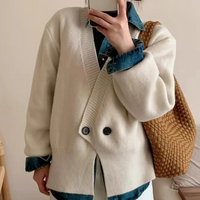 Damen Strickjacke beige, lässig, mit Jeanshemd und geflochtener Tasche, modisch, Herbst-Look.