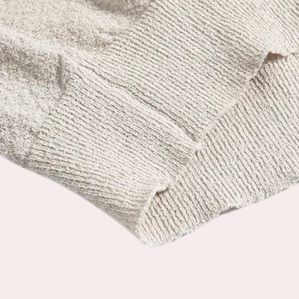 Beiger Strickpullover aus Baumwolle, Nahaufnahme, weiche Textur, modisches Design.