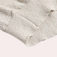 Beiger Strickpullover aus Baumwolle, Nahaufnahme, weiche Textur, modisches Design.