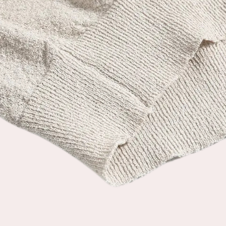 Beiger Strickpullover aus Baumwolle, Nahaufnahme, weiche Textur, modisches Design.
