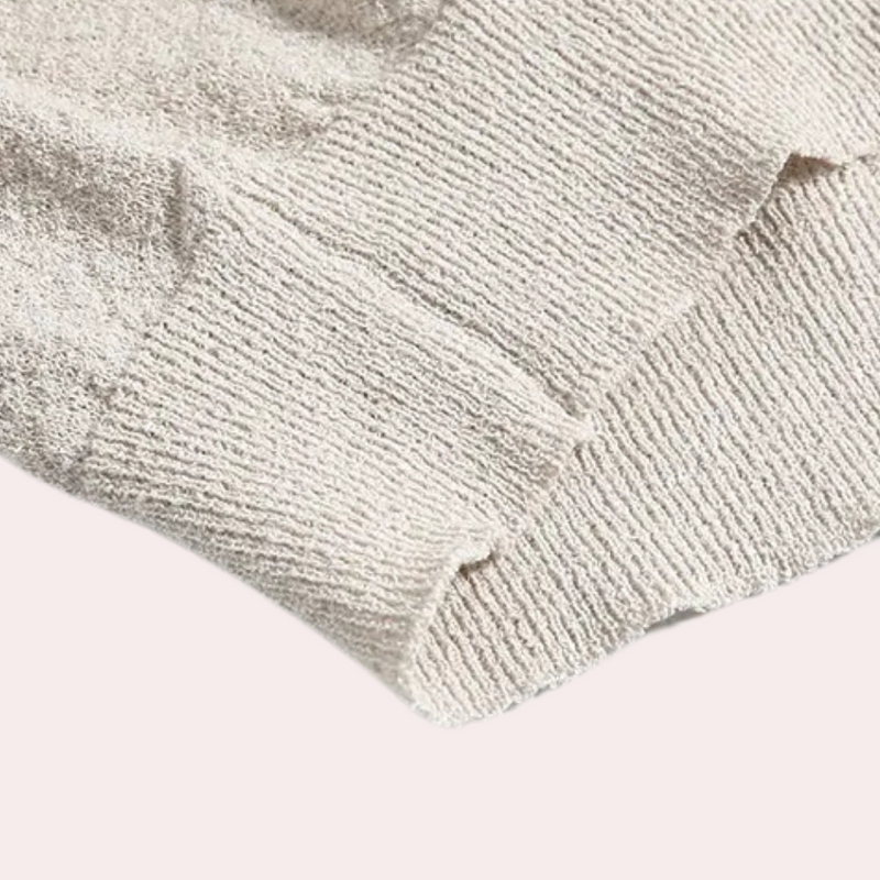 Beiger Strickpullover aus Baumwolle, Nahaufnahme, weiche Textur, modisches Design.