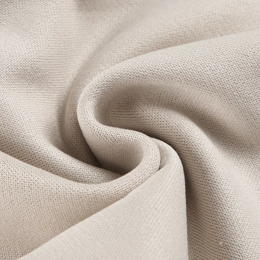 Beiger Baumwollstoff, Nahaufnahme, weiche Textur, ideal für Kleidung und Heimtextilien.