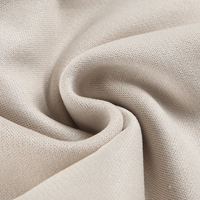 Beiger Baumwollstoff, Nahaufnahme, weiche Textur, ideal für Kleidung und Heimtextilien.