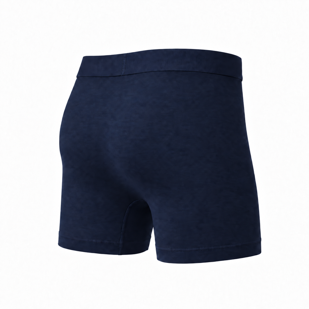 Dunkelblaue Boxershorts von hinten schräg fotografiert, glatte Rückseite mit Bund und umgenähtem Beinabschluss. 5