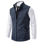 Blau-graue Herrenweste, Reißverschluss, elegantes Design, über weißem Hemd, modisch.