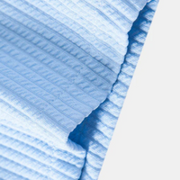 Hellblauer, gerippter Stoff, Detailansicht, Textilstruktur, Mode, Bekleidungsdesign.