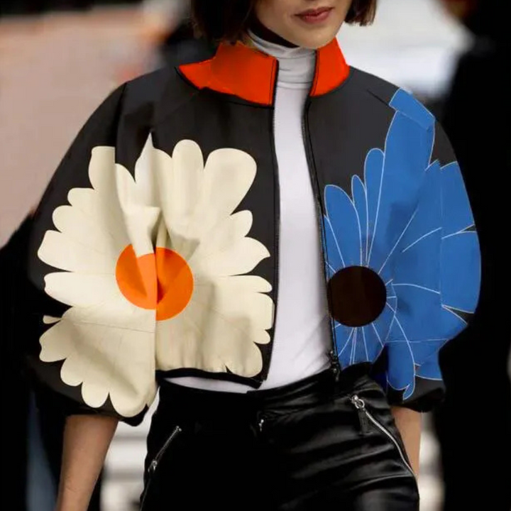 Frau trägt schwarze Jacke mit großen Blumenmuster, modisch, auffällig, Streetwear, Herbstmode.