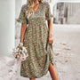 Frau in geblümtem Midikleid, hält Rosenstrauß, Sommermode, grün, elegant, Freizeitkleidung.