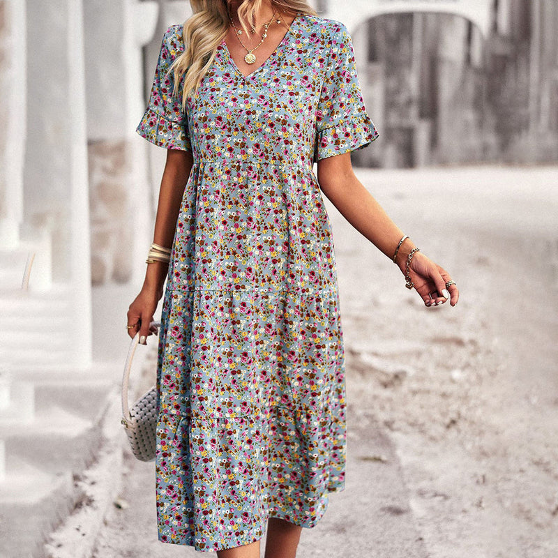 Frau in geblümtem Midikleid, V-Ausschnitt, Sommermode, Freizeitkleidung, Stadtstraße.