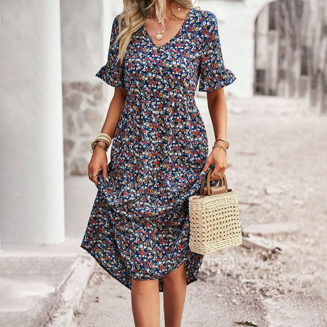 Frau in geblümtem Midikleid mit Strohtasche, Sommermode, Freizeitkleidung, Damenmode.
