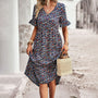 Frau in geblümtem Midikleid mit Strohtasche, Sommermode, Freizeitkleidung, Damenmode.