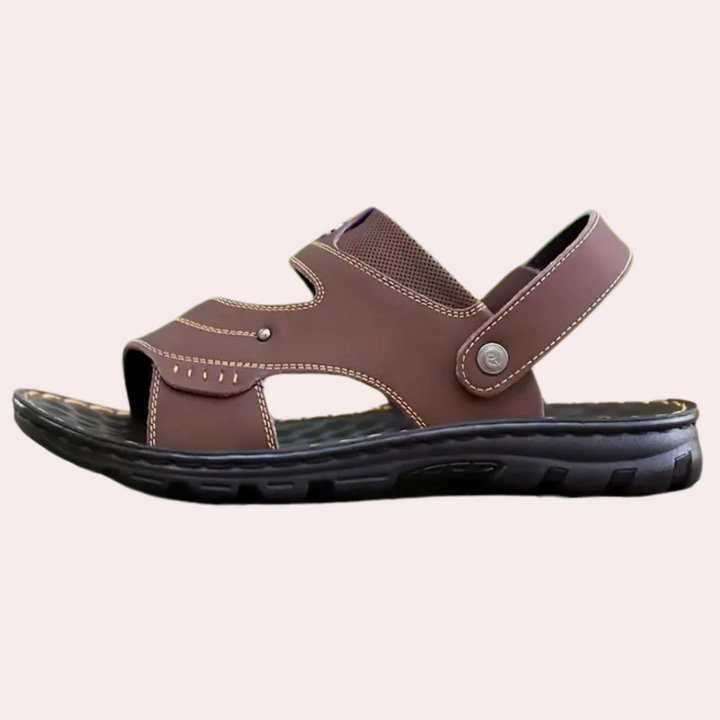 Braune Herrensandale aus Leder mit Klettverschluss, rutschfeste Sohle, ideal für Sommer.
