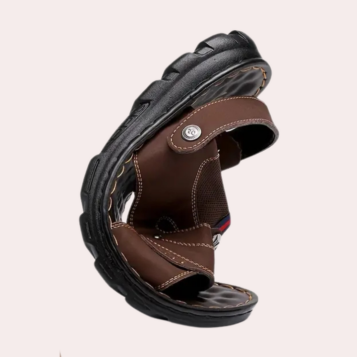 Brauner, flexibler Herrensandale mit schwarzer Sohle, ideal für Outdoor-Aktivitäten.