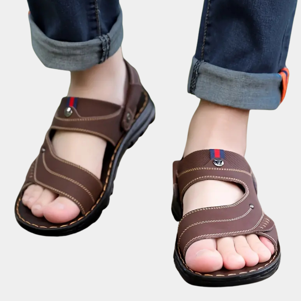 Braune Herrensandalen aus Leder, bequem, modisch, ideal für Sommer, Freizeitkleidung.