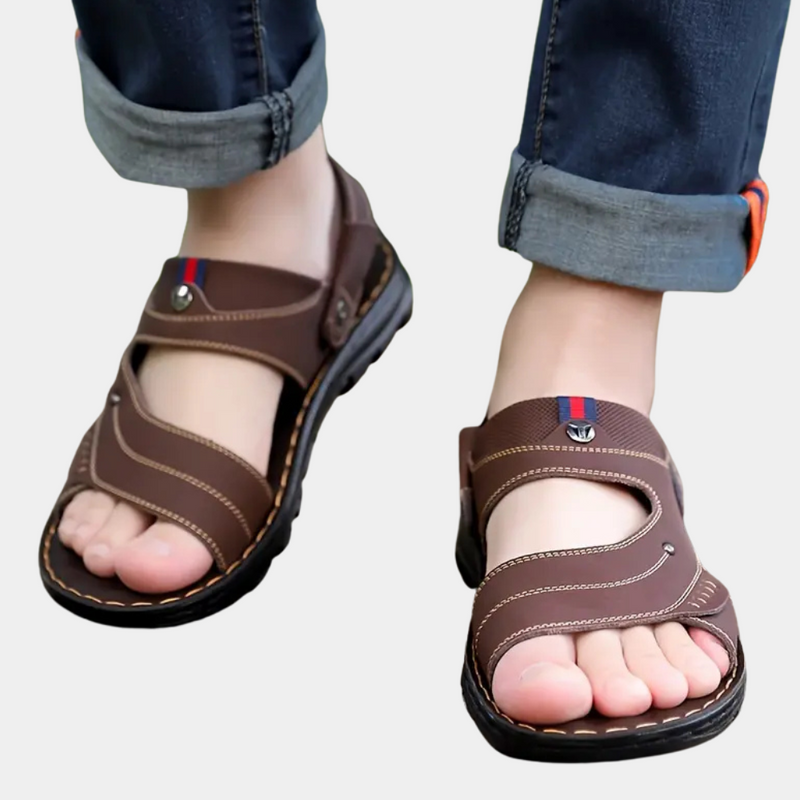 Braune Herrensandalen aus Leder, bequem, modisch, ideal für Sommer, Freizeitkleidung.