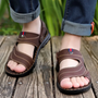 Braune Ledersandalen für Herren, bequem, modisch, auf Holzterrasse, Sommermode.