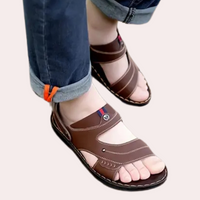 Braune Ledersandalen für Herren, bequem, modisch, ideal für Sommer, Freizeitkleidung.